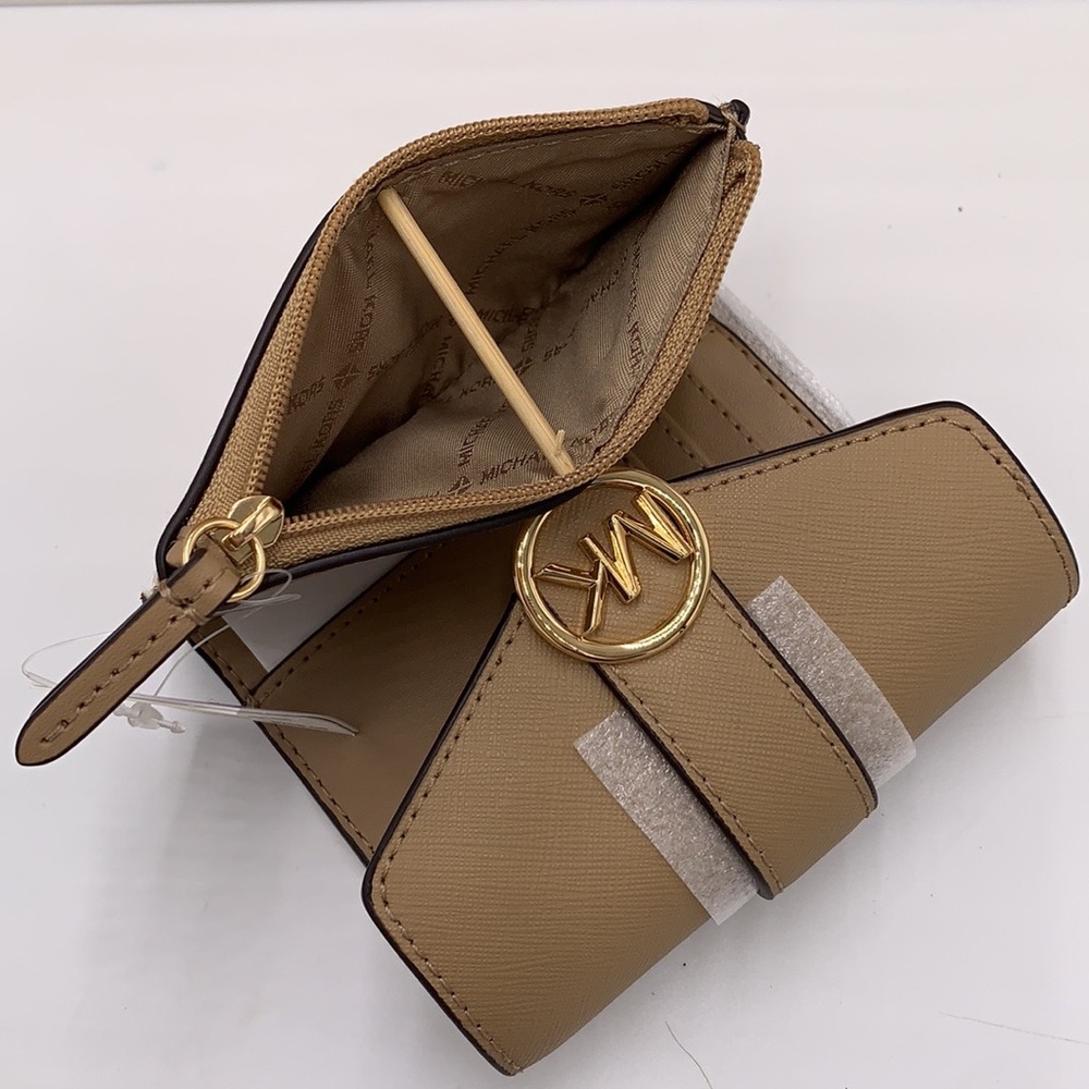 MICHAEL KORS
Carmen Medium Flap Bifold Faux Fur-Leather Wallet
Camel color - Picture 9 of 13